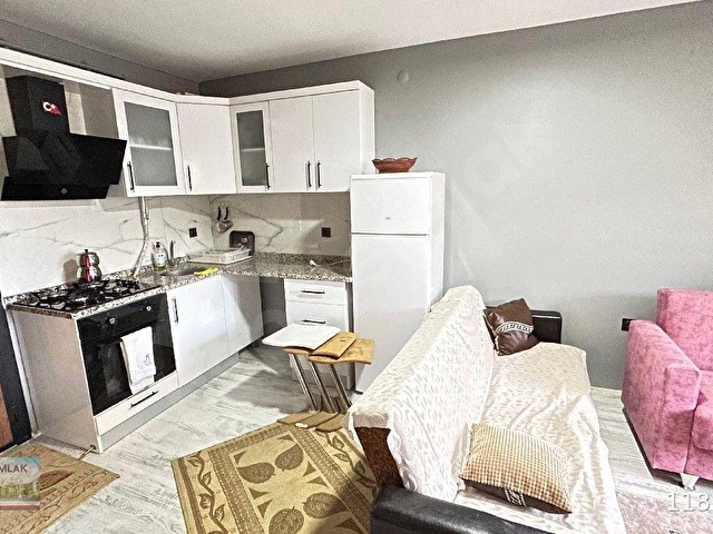 BOSTANPAZARINDA KARAAĞAÇ SERVİSLERİNE YAKIN KAPALI BALKONLU FULL EŞYALI 1+1 KİRALIK DAİRE