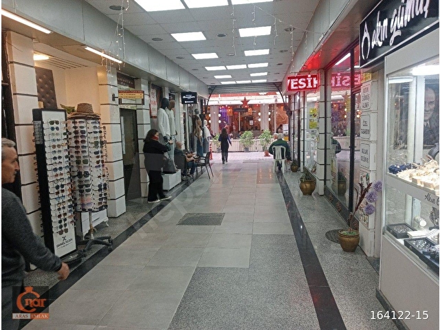 Karşıyaka Çarşıda işlek olan iş hanında batar katlı kiralık dükkan