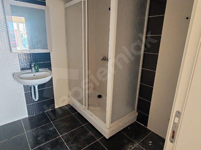 AKBULUT GAYRİMENKULDEN FATİH MAHALLESİNDE AÇİK HAVUZLU OTOPARKLI KİRALIK 3+1 DAİRE - Görsel 22