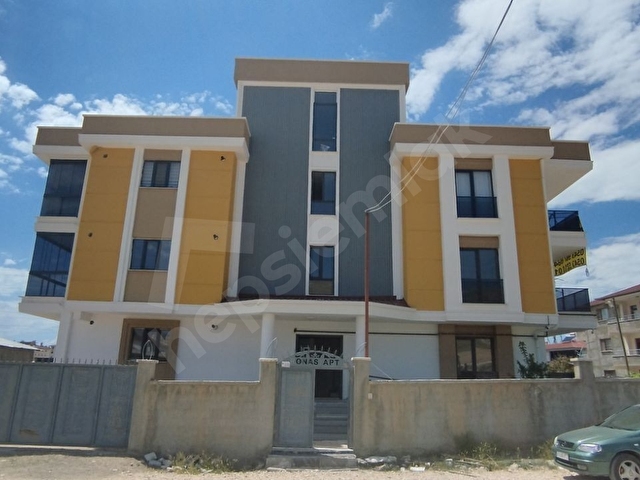Kalecikte Satılık Üç Katlı Villa Görünümlü Bina