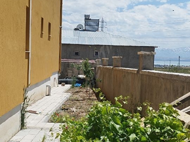 Kalecikte Satılık Üç Katlı Villa Görünümlü Bina - Görsel 4