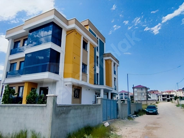 Kalecikte Satılık Üç Katlı Villa Görünümlü Bina - Görsel 10