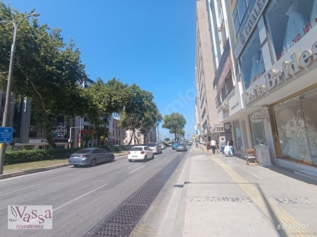 Konak GaziBulvarı İş Merkezinde Asansörlü Otoparklı Ofis - Görsel 16