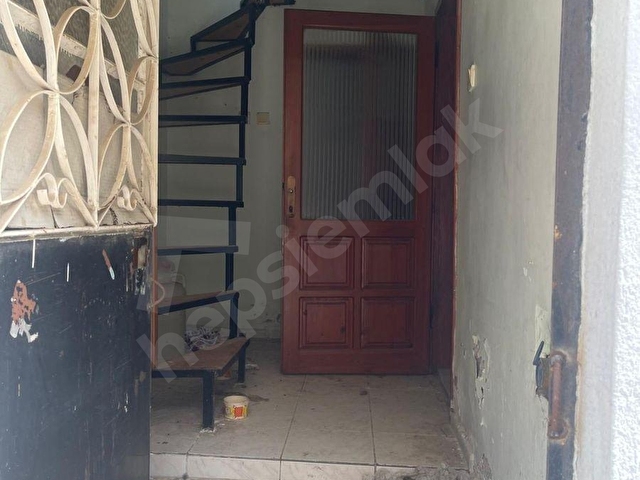 AYVALIK MERKEZDE KÖŞE NİZAMLI TERASLI 2 KATLI 4+1 KAĞİR RUM EVİ - Görsel 8