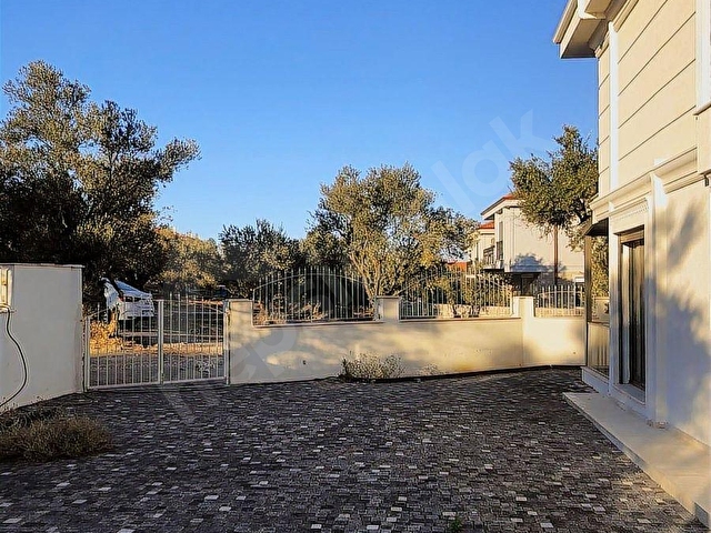 AYVALIK SARIMSAKLIDA MÜKEMMEL KONUMDA SATILIK ÖZEL YAPIM VİLLA - Görsel 18