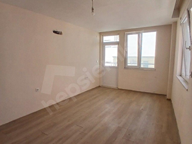 Yukarı pazarcı Migrosa yakın  kendine ait kapalı  ot.panjurlu garajlı 5 yıllık asansörlü 3+1 - Görsel 3