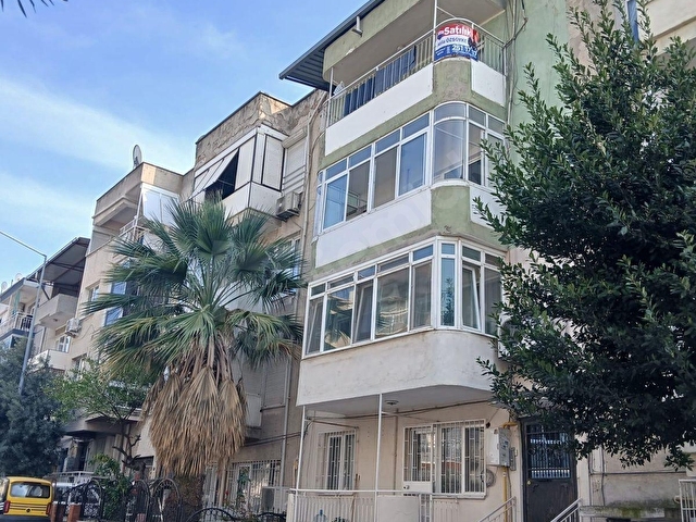 Buca Vali Rahmi Bey Mahallesinde Satılık 2+1 Daire