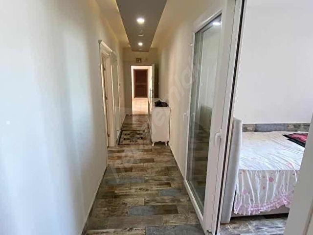 TÖMÜKTE GÜLLÜK SİTESİNDE FULL YAPILI EŞYALI DAİRE SATILIKTIR - Görsel 25