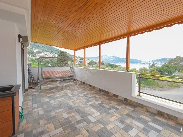 YENI FOÇADA DENIZE SIFIR HAVUZLU EŞYALI SATILIK LÜX VILLA - Görsel 17