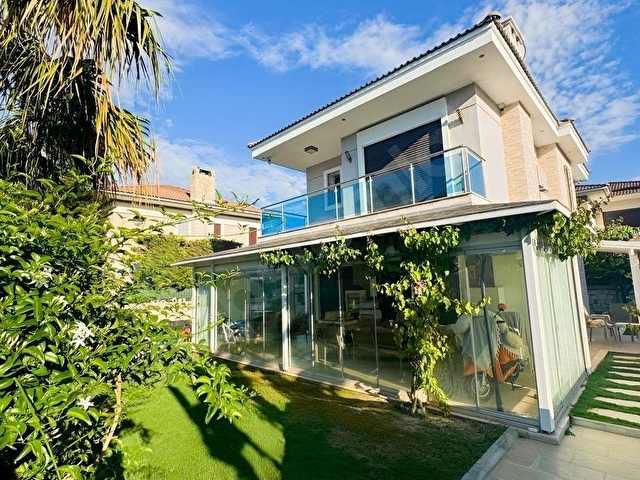 ALAÇATI-ÇAMLIKYOL GÖBENE MEVKİİ LÜKS TAM MÜSTAKİL HAVUZLU VİLLA