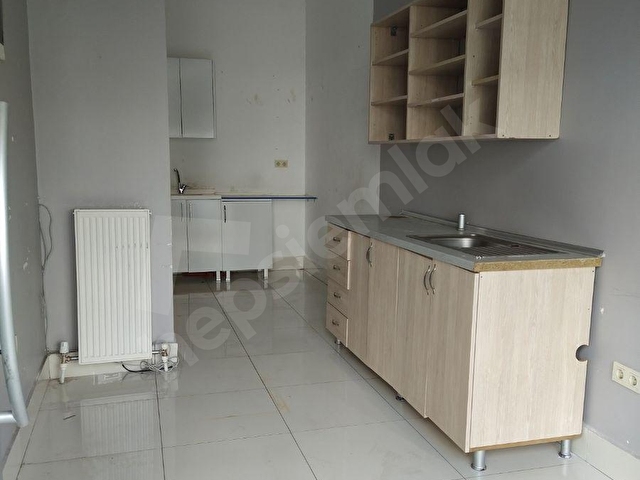 Akdenizden Göztepe Rıdvanpaşada Ön kullanımlı 7 Yıllık Satılık İskanlı Dükkan - Görsel 2