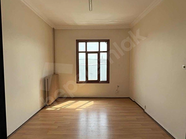 SİRKECİ GAR KARŞISI ANA CADDEDE İŞ HANINDA KİRALIK OFİS
