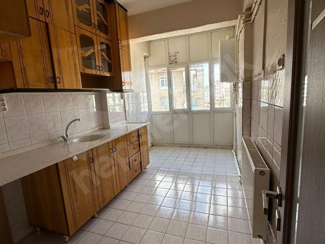 ÇARŞI MERKEZDE SATILIK APART FİYATINA ARA KAT DAİRE - Görsel 3