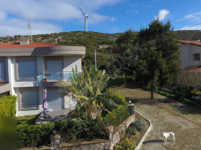 Çeşme Çiftlikköy Plaja Sadece 145m Uzaklıkta Bahçeli Köşe Villa - Görsel 7