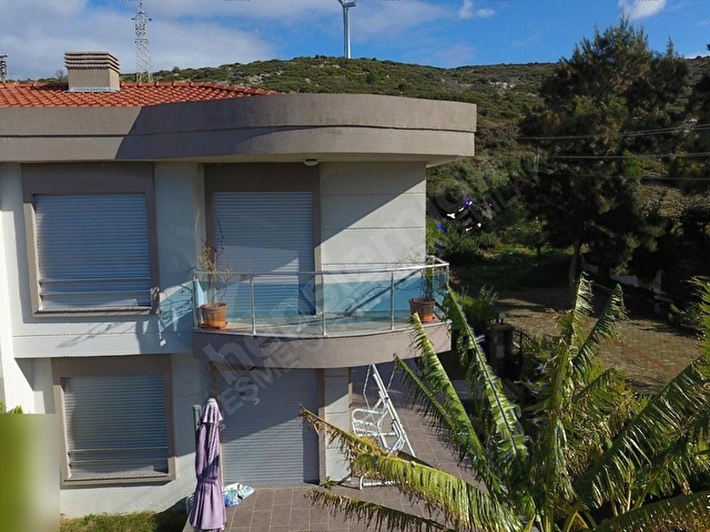 Çeşme Çiftlikköy Plaja Sadece 145m Uzaklıkta Bahçeli Köşe Villa - Görsel 11