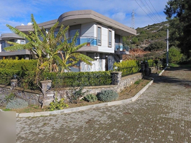 Çeşme Çiftlikköy Plaja Sadece 145m Uzaklıkta Bahçeli Köşe Villa