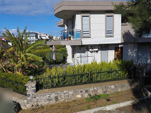 Çeşme Çiftlikköy Plaja Sadece 145m Uzaklıkta Bahçeli Köşe Villa - Görsel 14