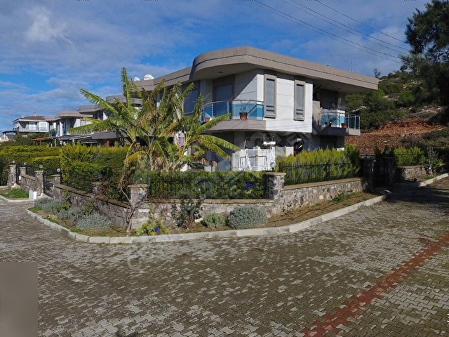 Çeşme Çiftlikköy Plaja Sadece 145m Uzaklıkta Bahçeli Köşe Villa - Görsel 4