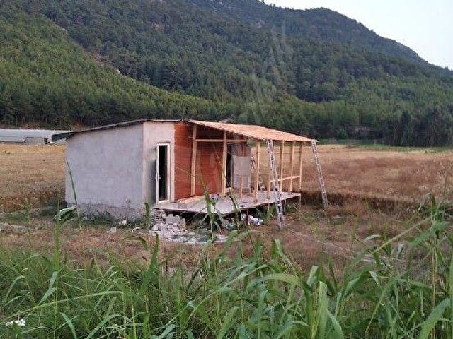 KAŞ AKLARDA 990M2. TARLA İÇİ ELEKTRİK SU MEVCUT MÜSTAKİL YAPI