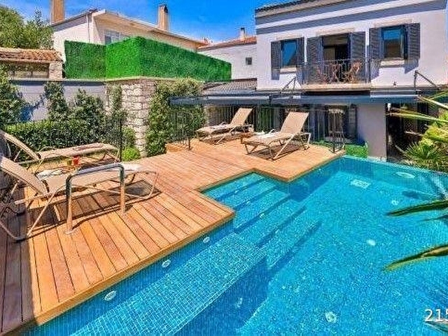 Alaçatı Merkezde Sezona Hazır! 12 Odalı Havuzlu Butik otel
