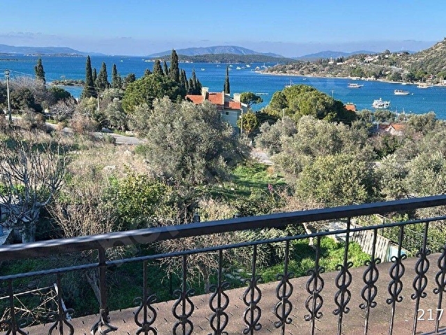 ÇEŞME ILDIR MAHALLESİNDE MOBİLYALI 2 KATLI  KİRALIK VİLLA