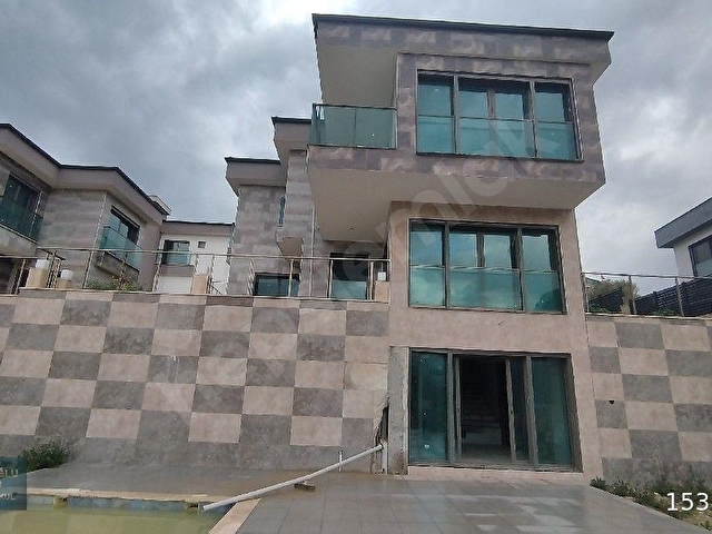 KUŞADASI EGE MAHALLESİNDE OZEL HAVUZLU LUKS VİLLA