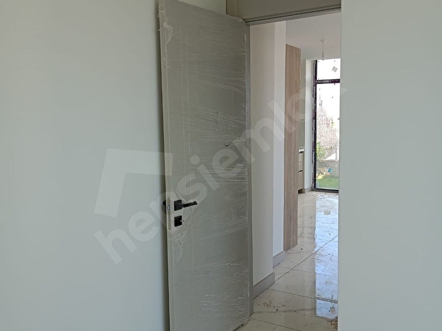 Harika bir sitede denize sıfır ailenizle altlı üstlü oturabileceğiniz villa - Görsel 3
