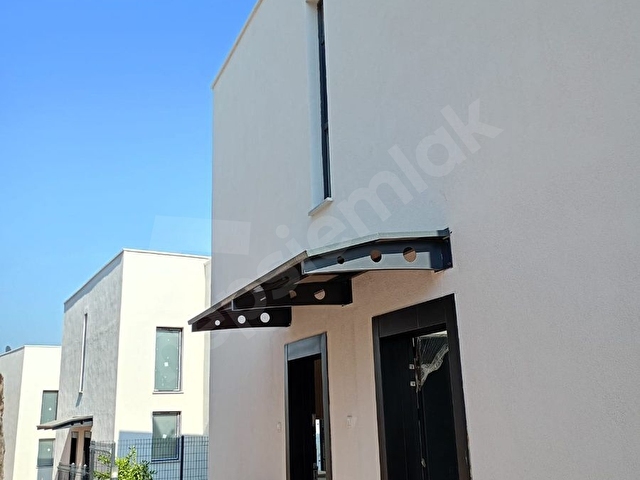 Harika bir sitede denize sıfır ailenizle altlı üstlü oturabileceğiniz villa - Görsel 2