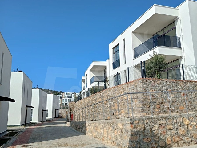 Harika bir sitede denize sıfır ailenizle altlı üstlü oturabileceğiniz villa - Görsel 4