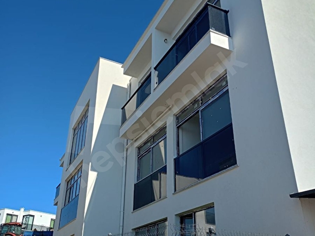 Harika bir sitede denize sıfır ailenizle altlı üstlü oturabileceğiniz villa - Görsel 8