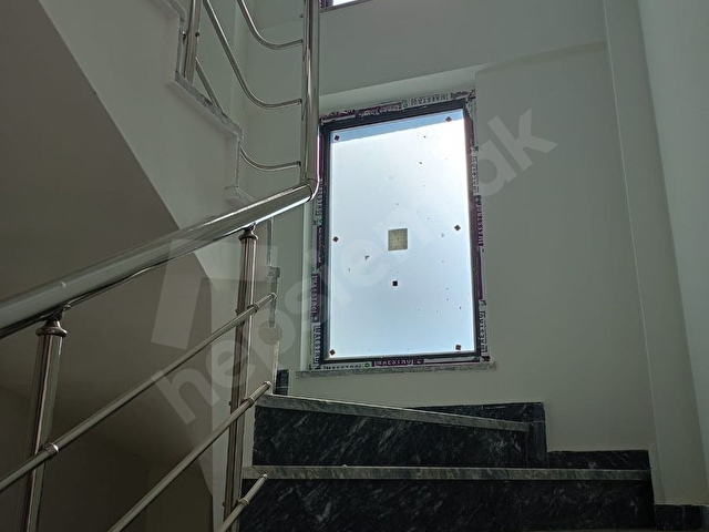 Harika bir sitede denize sıfır ailenizle altlı üstlü oturabileceğiniz villa - Görsel 9