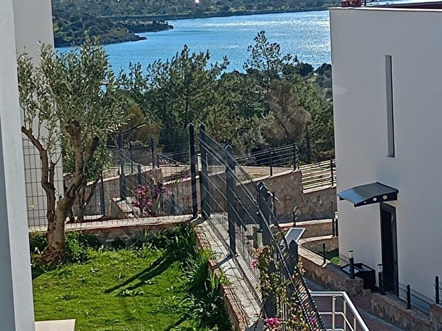 Harika bir sitede denize sıfır ailenizle altlı üstlü oturabileceğiniz villa - Görsel 5