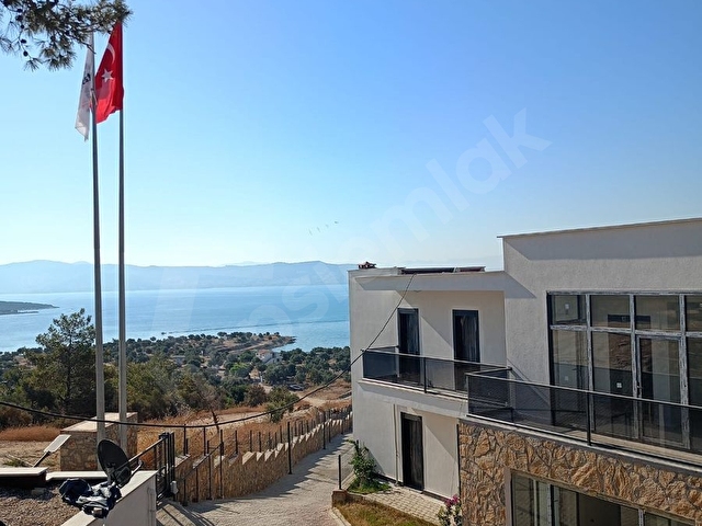 Harika bir sitede denize sıfır ailenizle altlı üstlü oturabileceğiniz villa - Görsel 13