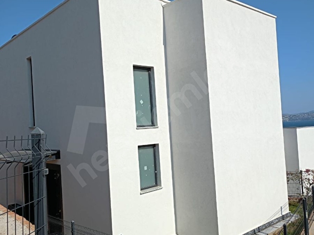 Harika bir sitede denize sıfır ailenizle altlı üstlü oturabileceğiniz villa - Görsel 14