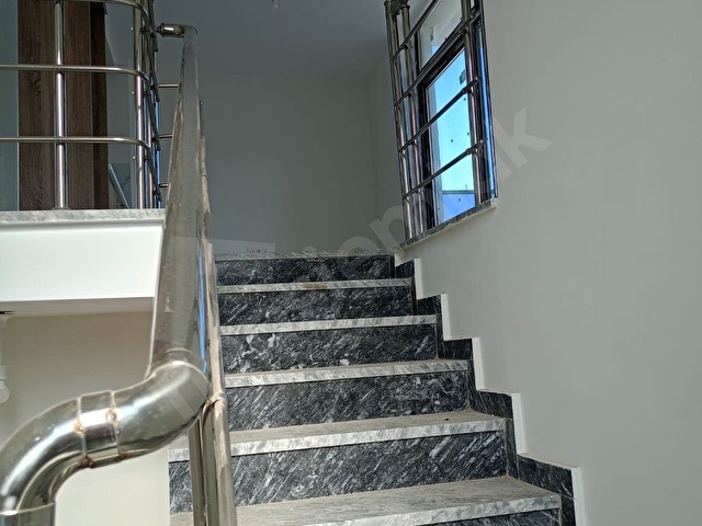 Harika bir sitede denize sıfır ailenizle altlı üstlü oturabileceğiniz villa - Görsel 11