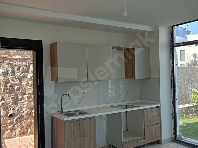 Harika bir sitede denize sıfır ailenizle altlı üstlü oturabileceğiniz villa - Görsel 15