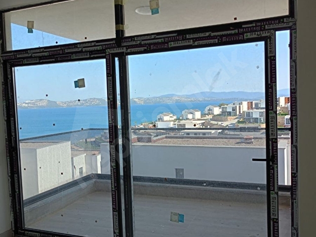 Harika bir sitede denize sıfır ailenizle altlı üstlü oturabileceğiniz villa - Görsel 19