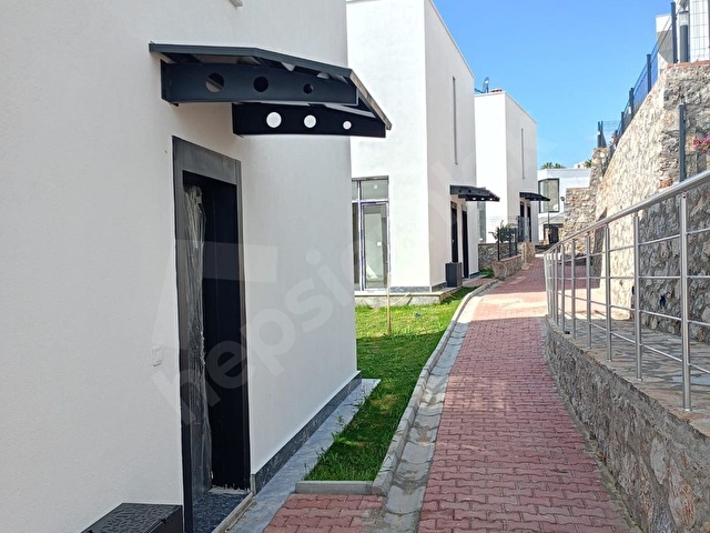 Harika bir sitede denize sıfır ailenizle altlı üstlü oturabileceğiniz villa - Görsel 30