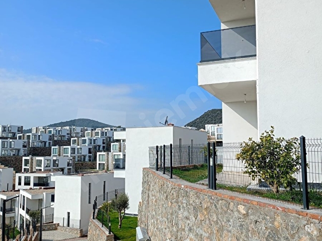 Harika bir sitede denize sıfır ailenizle altlı üstlü oturabileceğiniz villa - Görsel 28