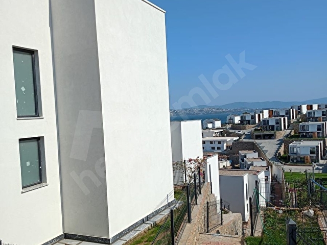 Harika bir sitede denize sıfır ailenizle altlı üstlü oturabileceğiniz villa - Görsel 29
