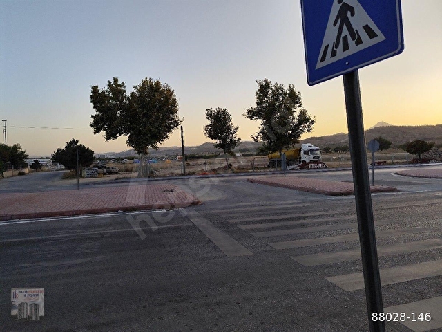 SİLL CADDESİ NE CEPHELİ ELEKTRİK SUYU ALINABİLİR.3000.M2 ARSA