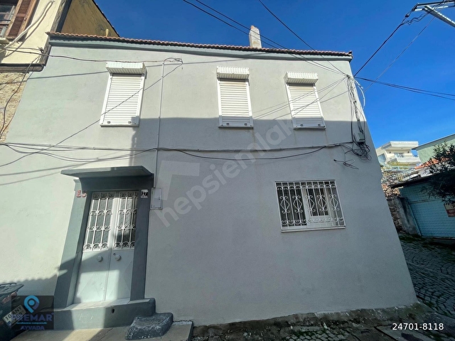 AYVALIK MERKEZDE KÖŞE KONUMLU AVLULU 2 KATLI 2+1 TAŞ RUM EVİ