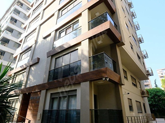 LACİVERTCADDE CADDEBOSTAN TAŞMEKTEP 6+1 230 M² NET