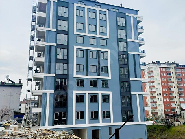 KARADENİZ EMLAKTAN ŞEHRE YÜRÜME MESAFESİNDE DENİZ MANZARALI 2+1