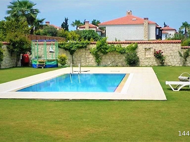 Alaçatı Pazar Yolunda Nilberkden Site İçi 3+1 Kiralık Villa