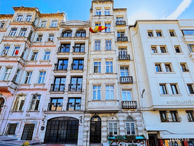 Beyoğlunda Yüksek Tavanlı Tarihi Binada 3+1 Satılık Daire