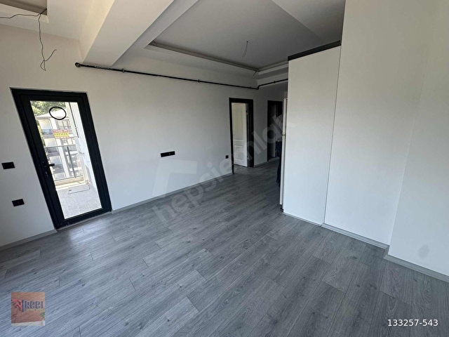 REELDEN ANAYOLA SAHİLE YAKIN HOLLÜ SIFIR SATILIK 1+1 DAİRE - Görsel 5