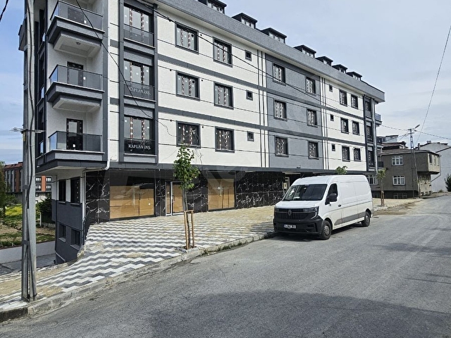 Arnavutköy Haraççıda 300m² Düz Ayak Park Cepheli Kiralık Dükkan!