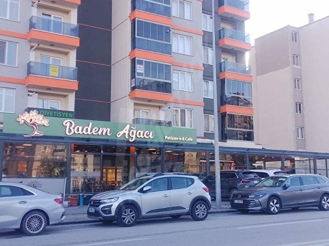 Arda emlak Ofisi’nde Özgür Çocuk parkı yakını badem ağacı üzeri cadde üzeri kapalı balkonlu Daire