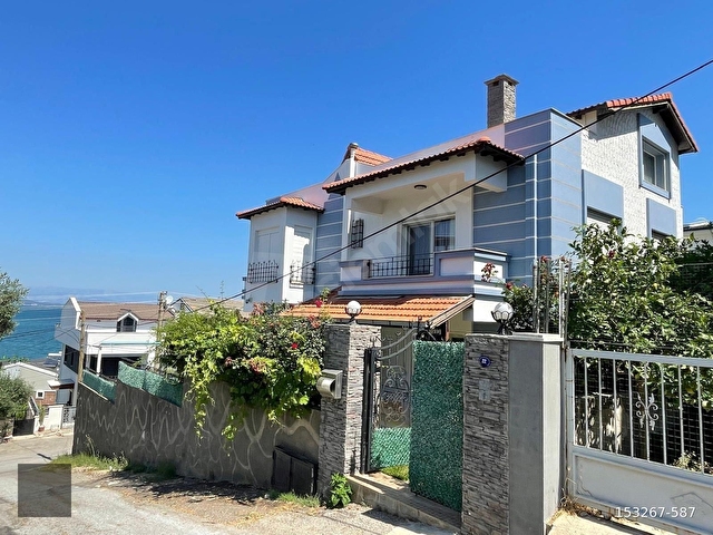 URLA ZEYTİNALANINDA MUHTEŞEM DENİZ MANZARALI SATILIK VİLLA
